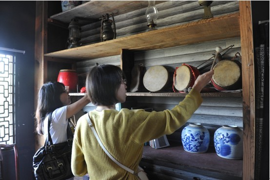 蓝夹缬博物馆二楼的民俗物品展示