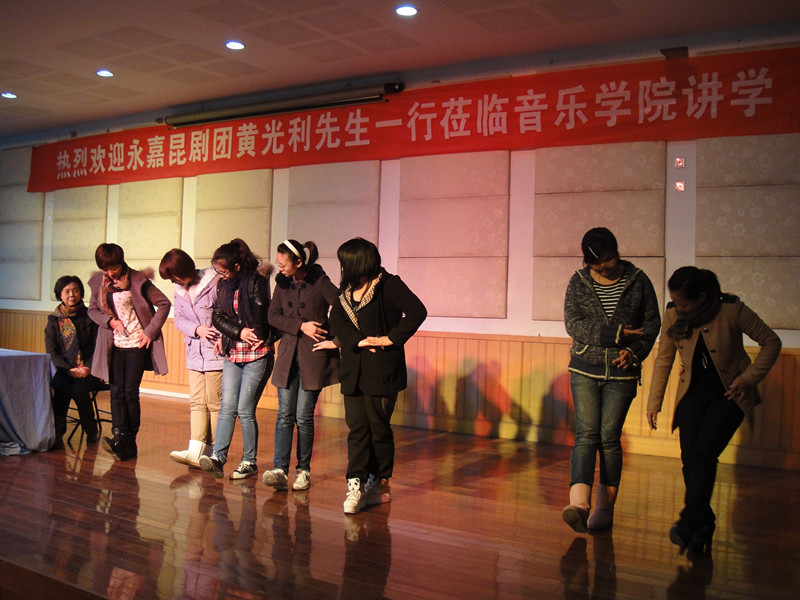 林媚媚指导员工实践活动